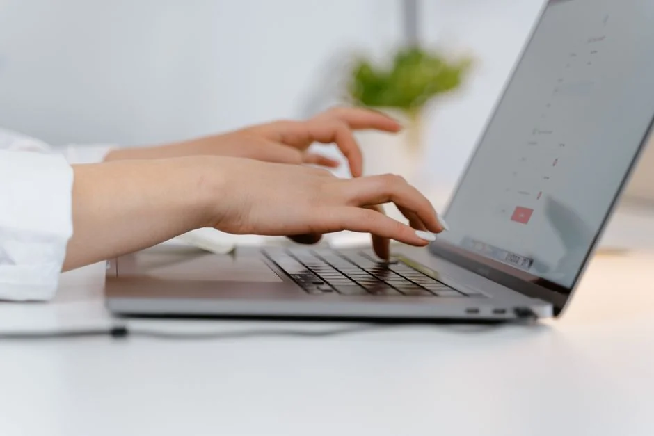 Facebook page d’un réseau social pour entrepreneurs sur ordinateur et mobile.